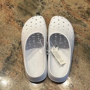 Old Navy Perforated White Slip-Ons